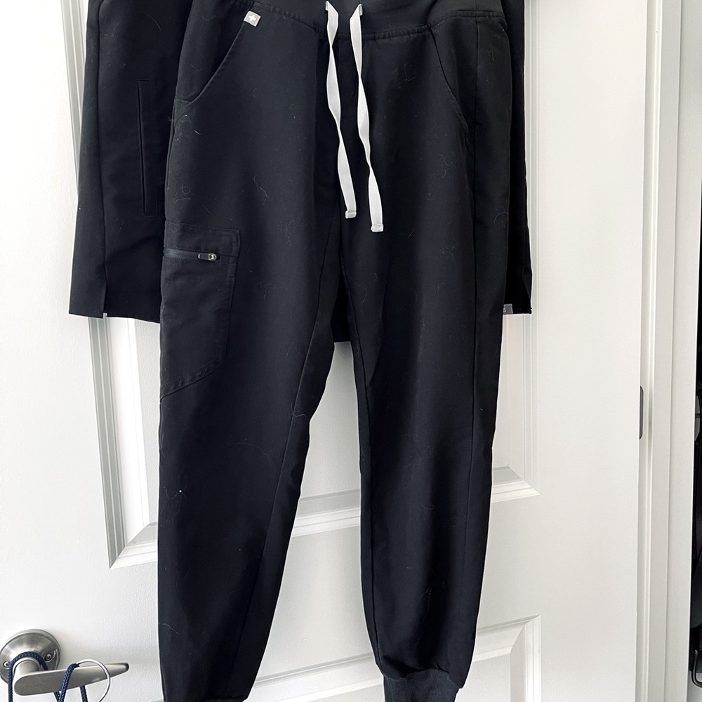 FIGS Black scrub set. Size XS